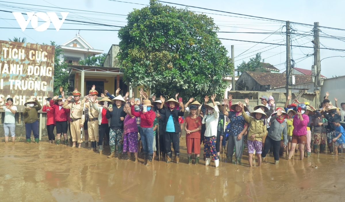 PM calls for emergency aid to flood victims in central region Local residents from the flood-prone locality welcome arrival of pm phuc and his entourage